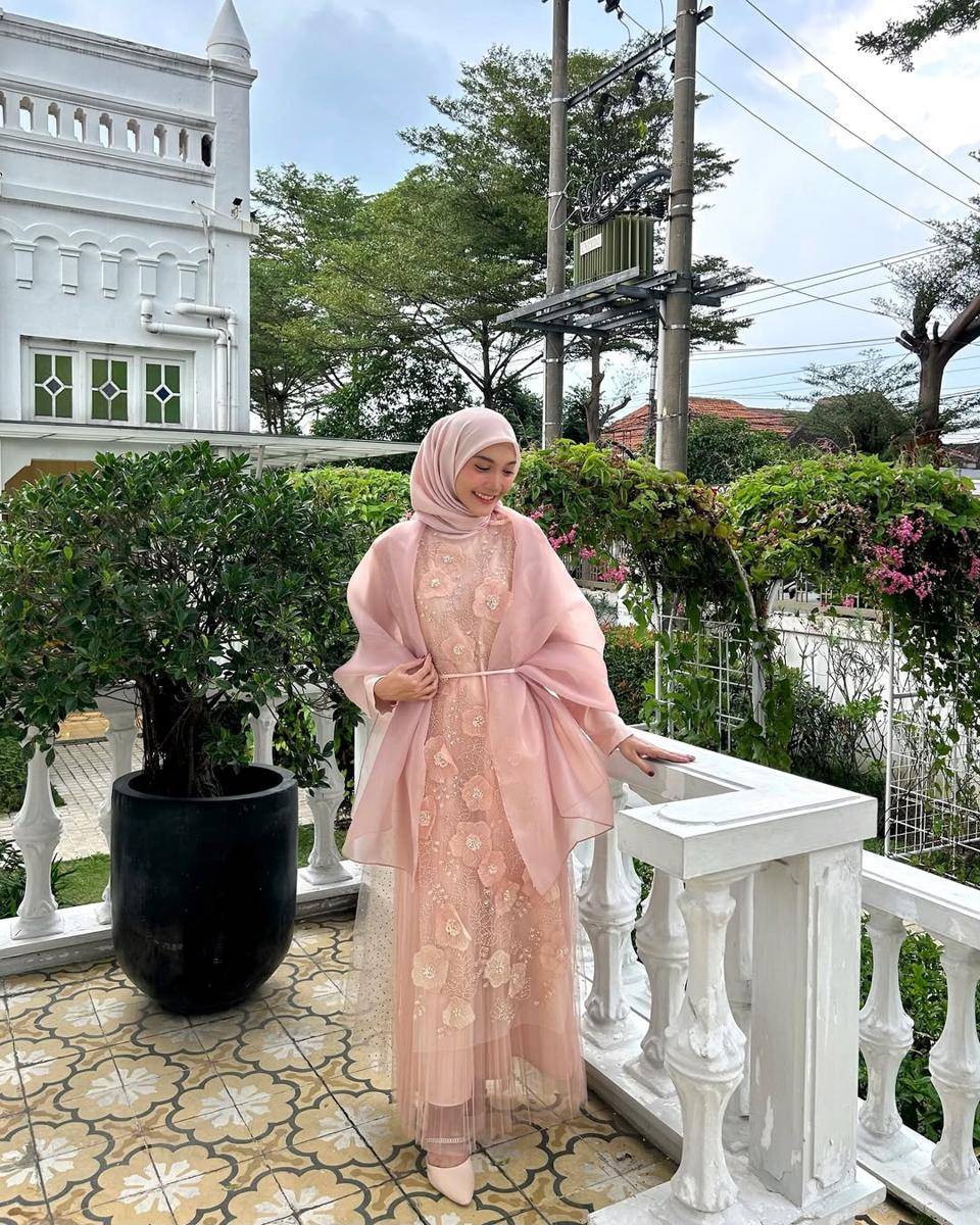 Gaya hijab feminin ala Diva Syifa