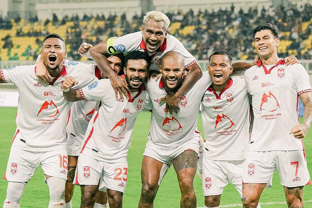 Para pemain Malut United merayakan gol yang dicetak dalam pertandingan pekan pertama BRI Super League 2025/2026 melawan Dewa United di Banten International Stadium, Kab. Serang. 9 Agustus 2025. (Instagram.com/malutunitedfc)