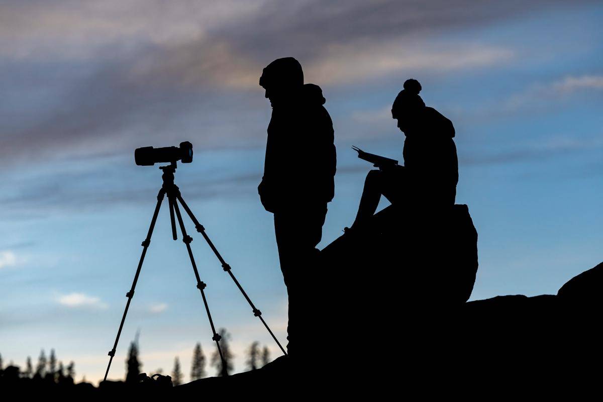 siluet pria dan wanita sedang memotret menggunakan tripod (unsplash/Leo_Visions)
