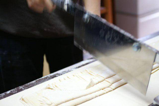 ilustrasi potong udon (commons.wikimedia.org/Ken FUNAKOSHI)