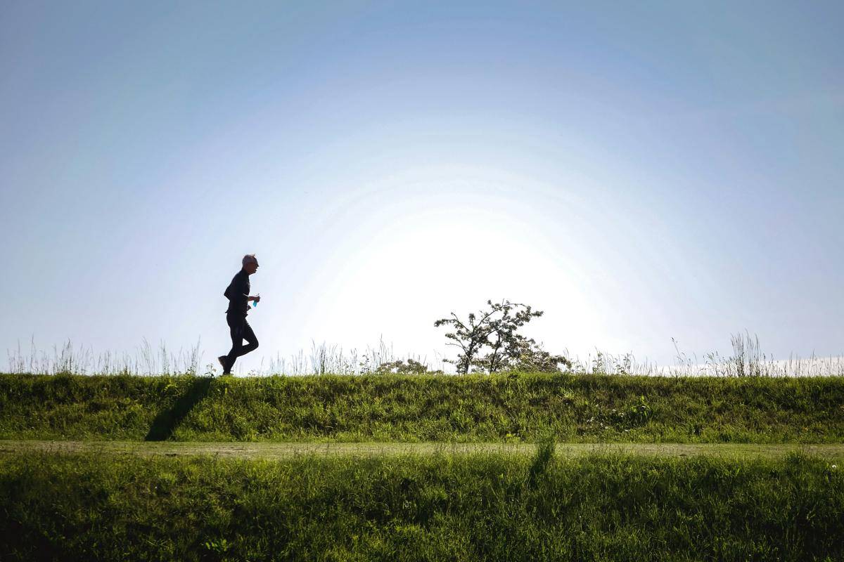 ilustrasi joging di taman