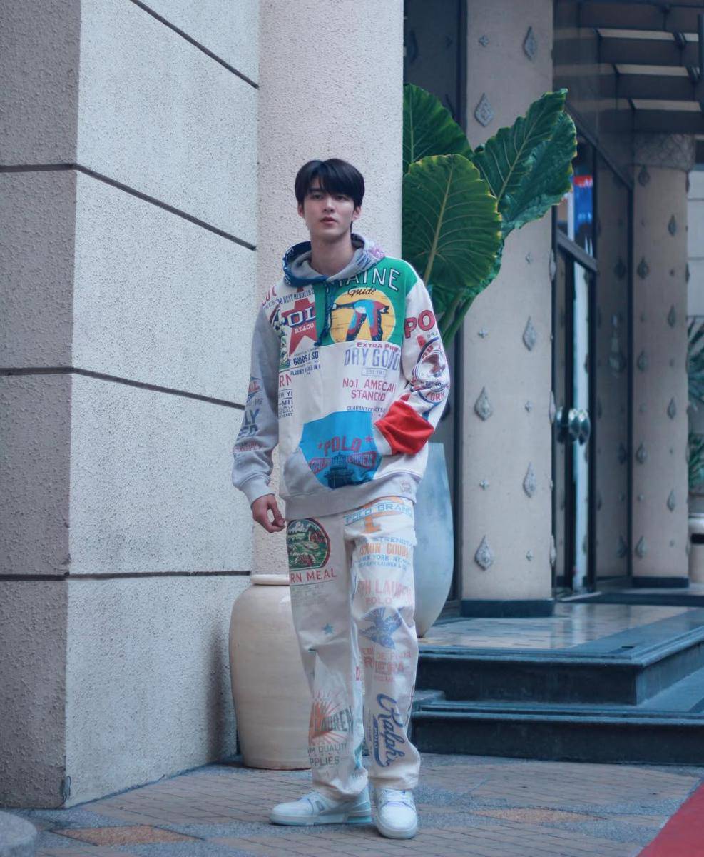 mix and match hoodie ala Meen Nichakoon (instagram.com/meennicha8)