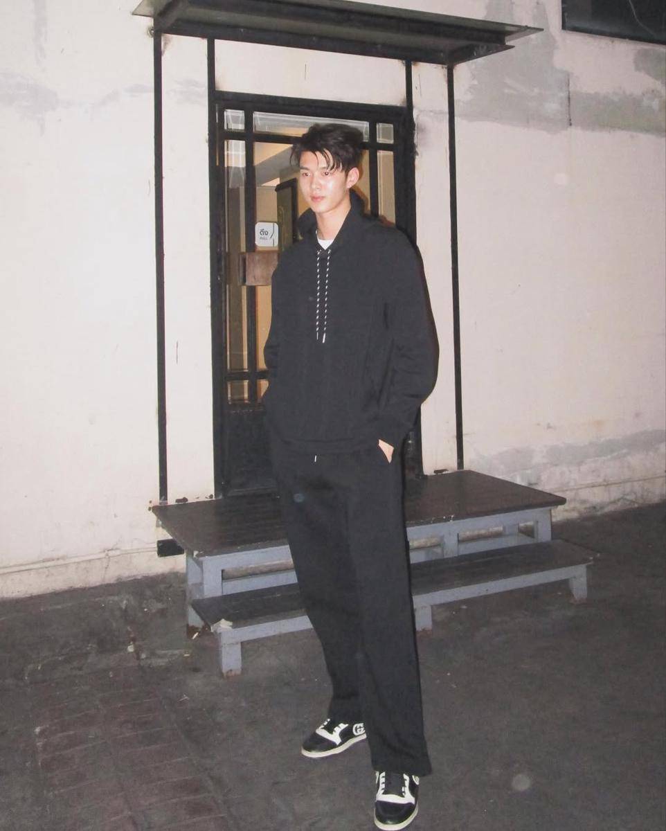 mix and match hoodie ala Meen Nichakoon (instagram.com/meennicha8)
