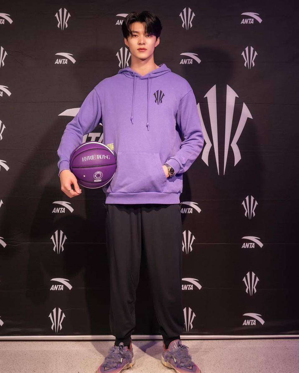 mix and match hoodie ala Meen Nichakoon (instagram.com/meennicha8)
