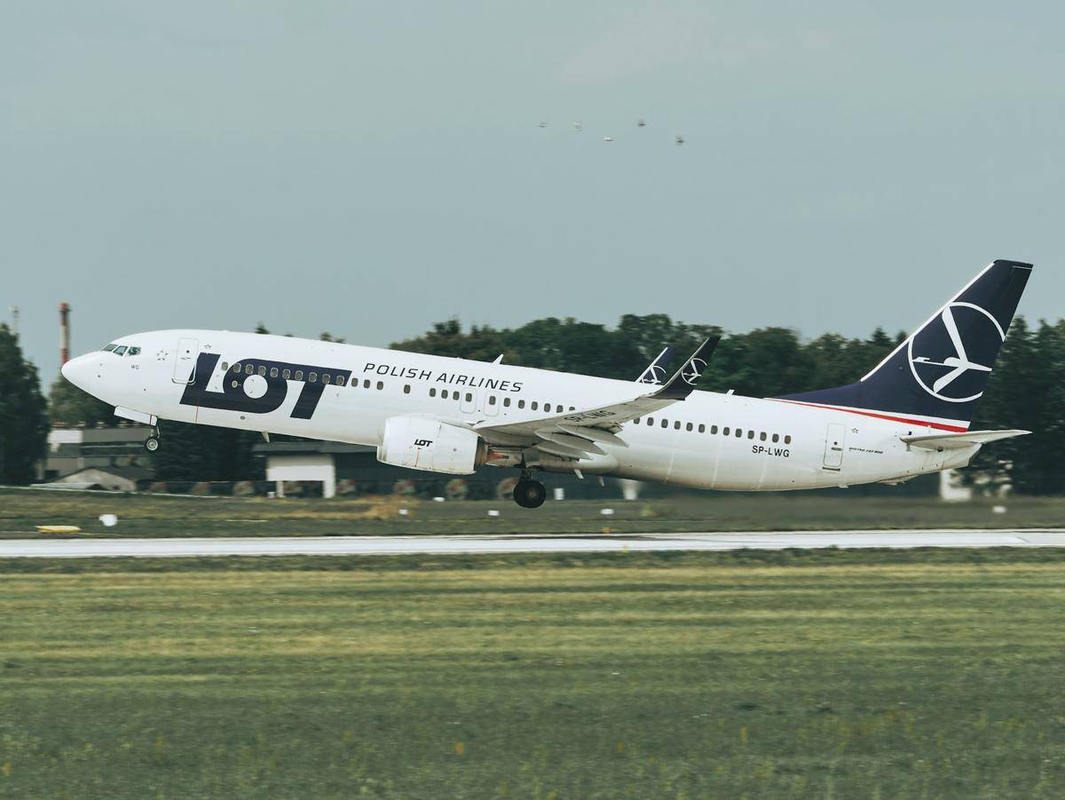 Pesawat maskapai LOT Polish Airlines. (unsplash.com/sharow)
