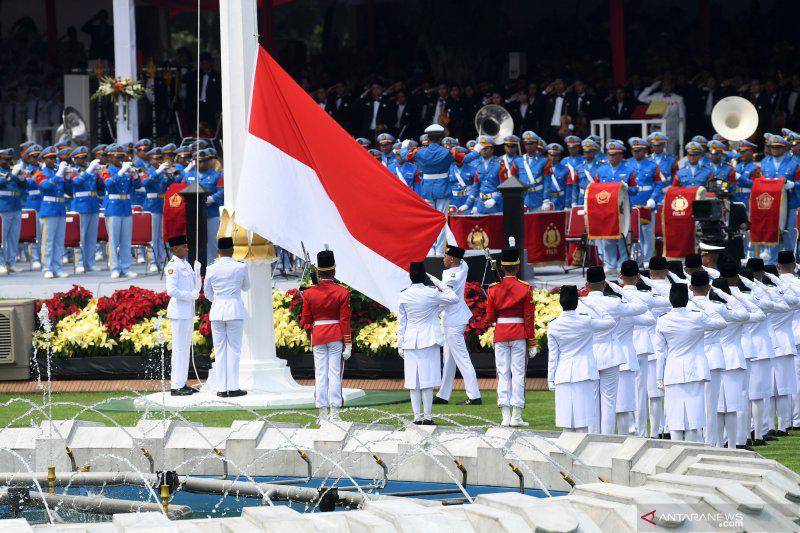 Pengibaran Bendera Merah Putih oleh Paskibraka (commons.wikimedia.org/ANTARA FOTO/Akbar Nugroho Gumay/wsj)