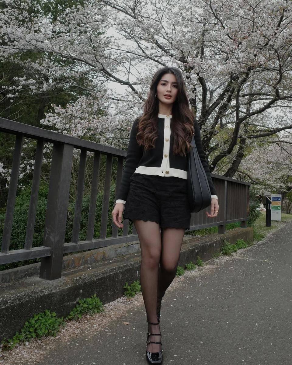 Inspirasi outfit ala Debi Sagita 