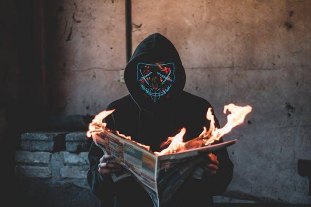 ilustrasi topeng (pexels.com/Connor Danylenko)