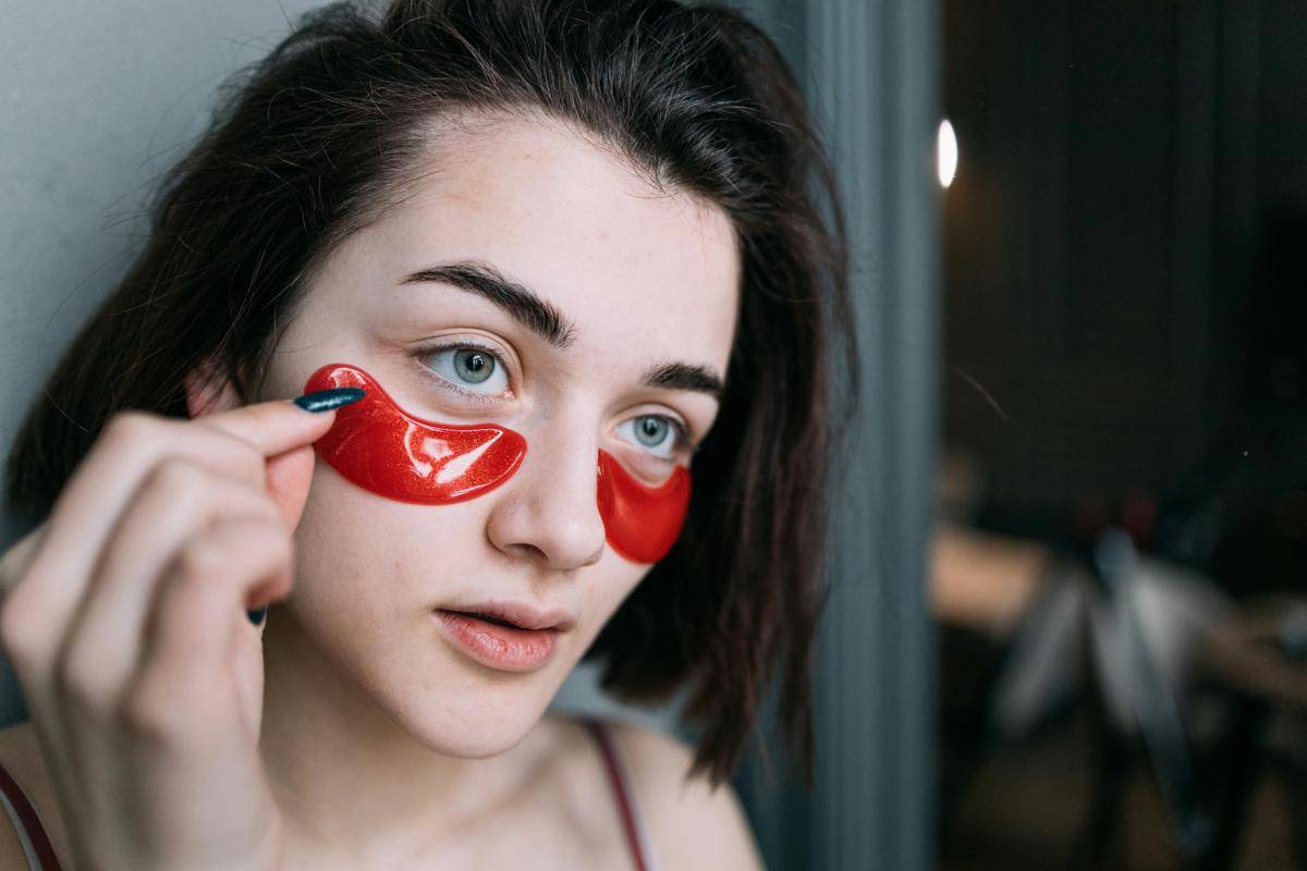 ilustrasi memakai skincare (pexels.com/Ivan Samkov)