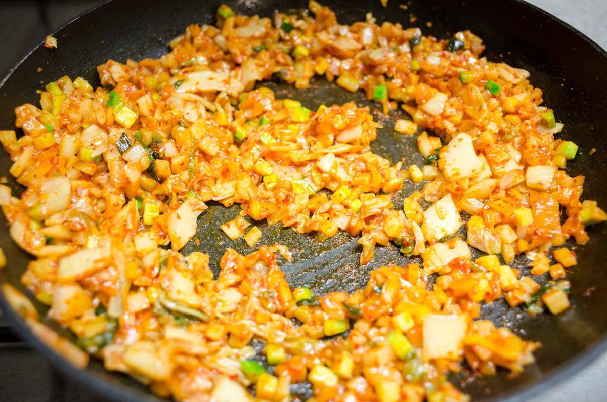 ilustrasi memasak nasi goreng 