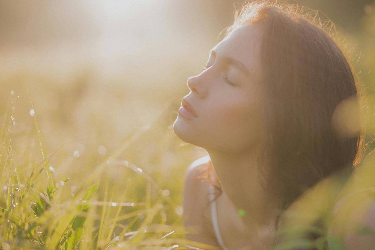 ilustrasi seseorang menikmati aroma segar petrichor (pexels.com/Marina Ryazantseva)