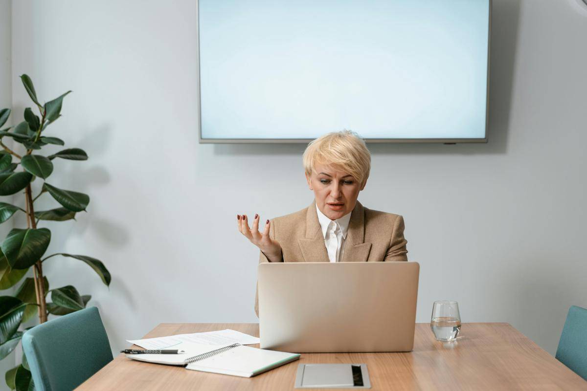 potret baby boomer sibuk bekerja