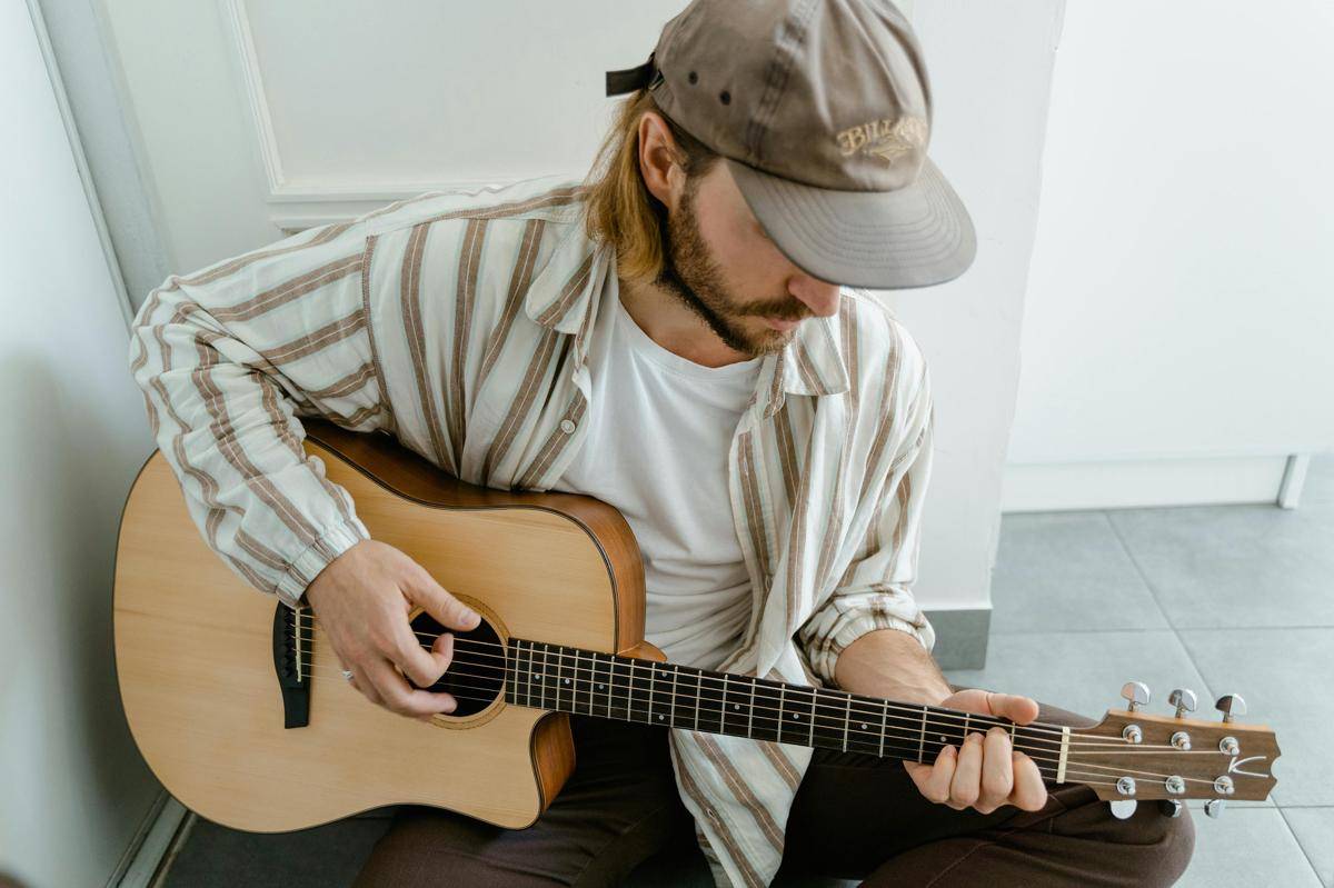 ilustrasi orang main gitar (pexels.com/Mart Production) 