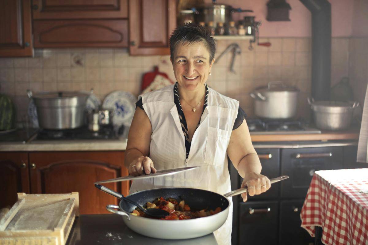 ilustrasi orang memasak (pexels.com/Andrea Piacquadio)