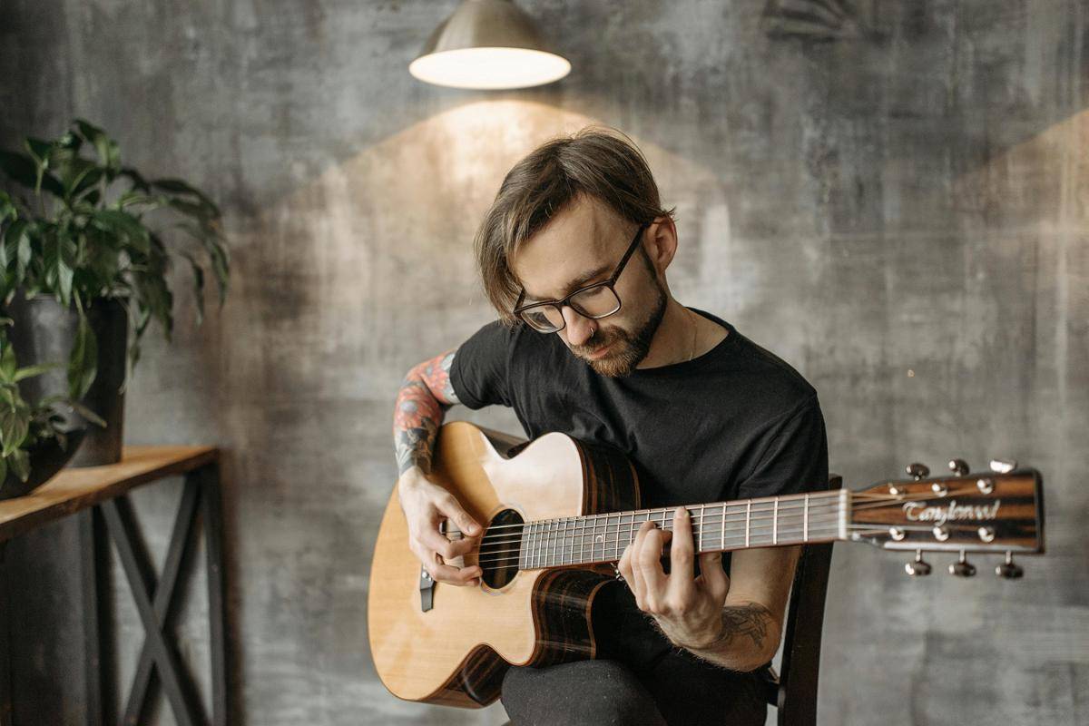 ilustrasi orang main gitar (pexels.com/Pavel Danilyuk) 