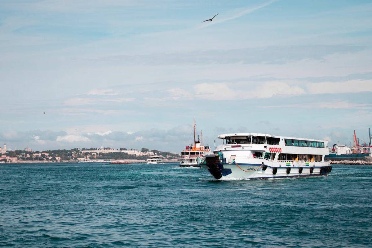ilustrasi kapal Ferry (pexels.com/Samet Kaplan)