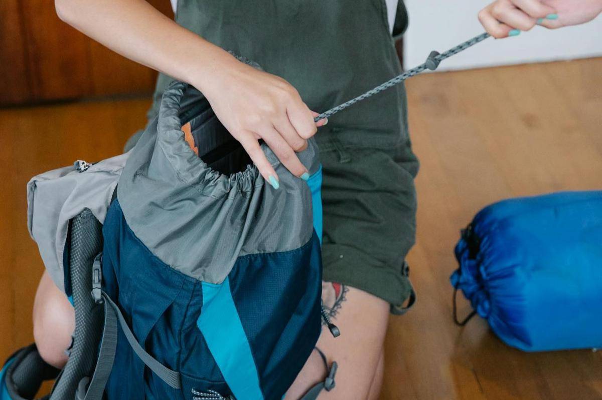ilustrasi cara packing tas carrier yang benar (pexels.com/Timur Weber)