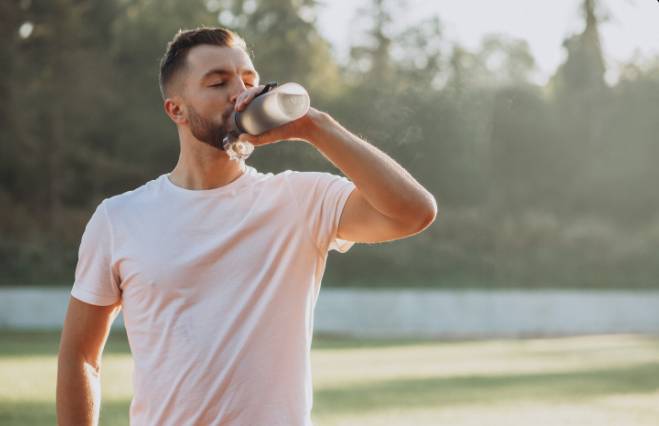 ilustrasi minum air putih 
