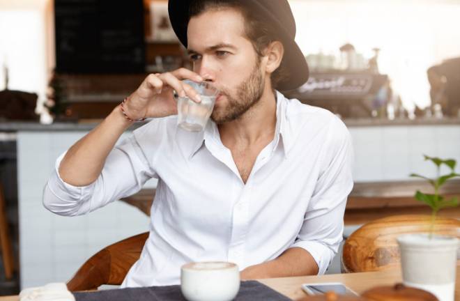 ilustrasi minum air putih 