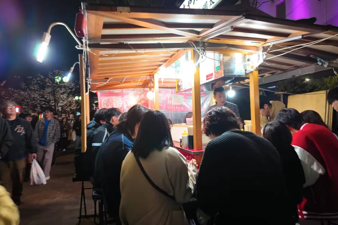 ilustrasi yatai di tepi sungai Naka Fukouka (YouTube.com/Tamago Travels | たまご旅行)