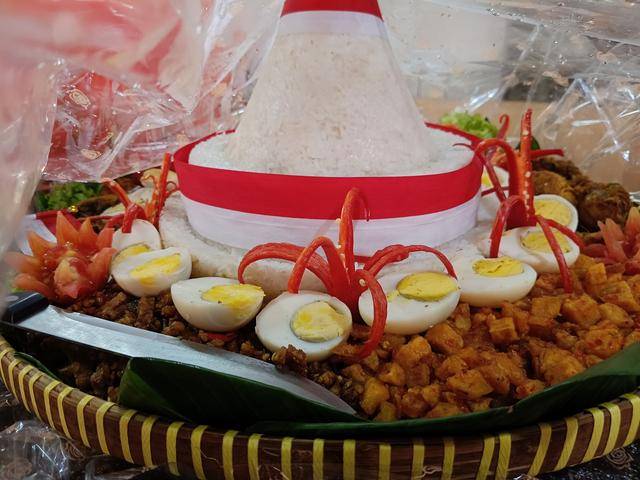 ilustrasi tumpeng merah putih 