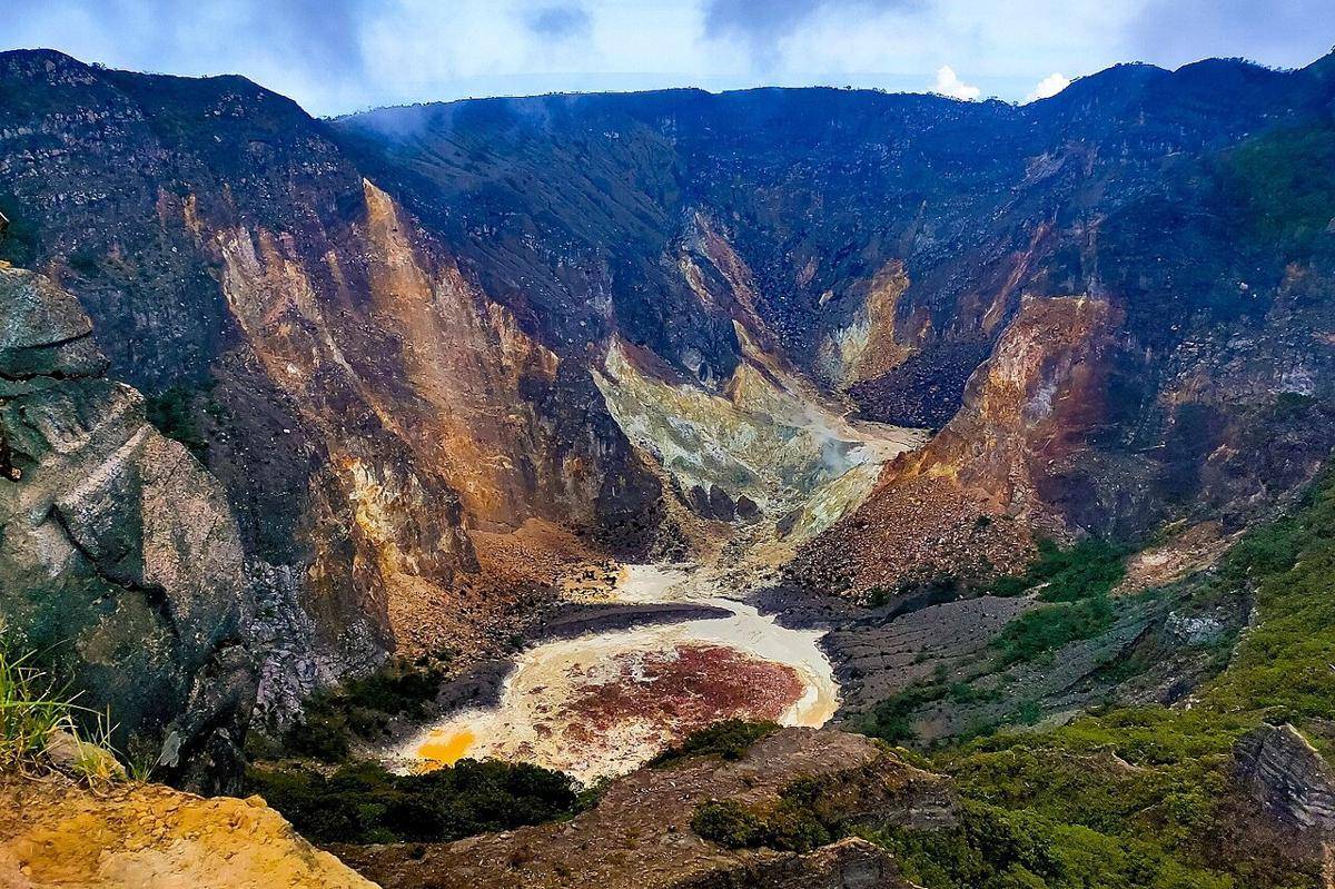puncak Gunung Ciremai (commons.wikimedia.org/Alhusna0412)