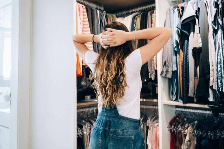 Ilustrasi tips menyusun ulang lemari pakaian berdasarkan mood. (Pinterest/Stylist)