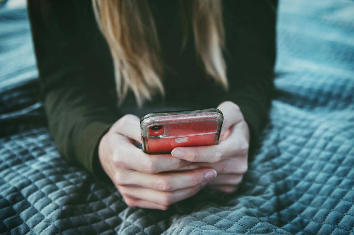ilustrasi mengeset alarm di handphone (unsplash/timmossholder)