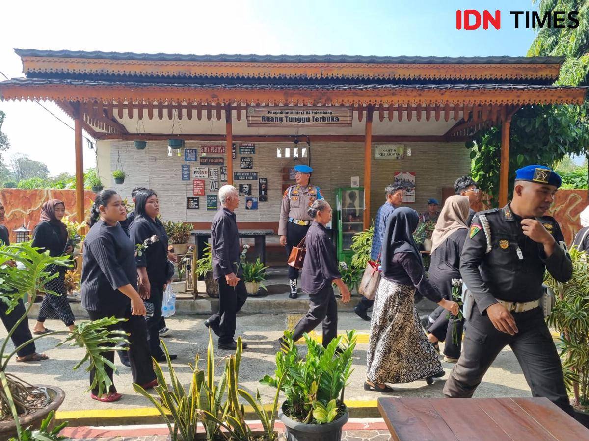 keluarga korban tiga anggota polisi di Way Kanan Lampung yang ditembak mati saat penggerebekan lokasi judi di wilayah Negara Batin (IDN Times/Rangga Erfizal)