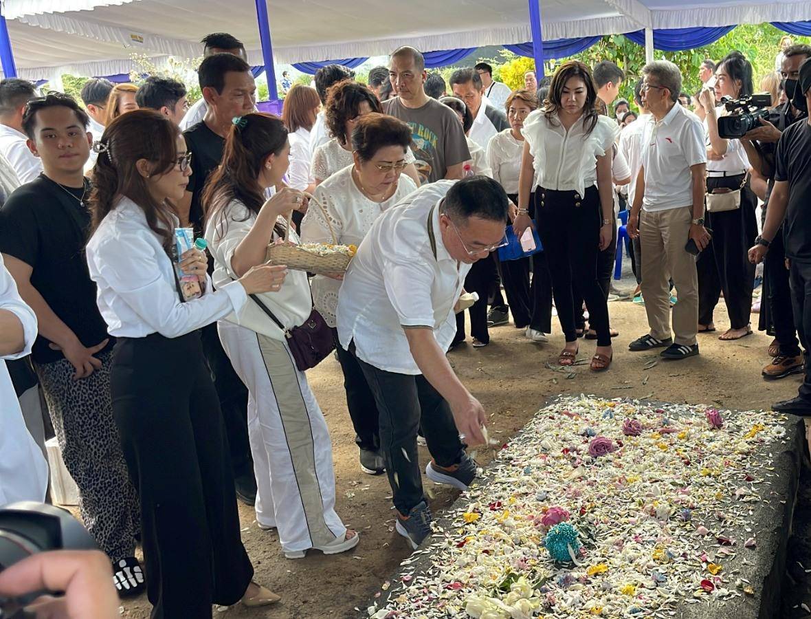 Tony Tanos menaburkan bunga ke makam sang cucu, Joel Tanos, Pekuburan Sentosa, Maumbi, Minut, Sulawesi Utara, Sabtu (9/8/2025).