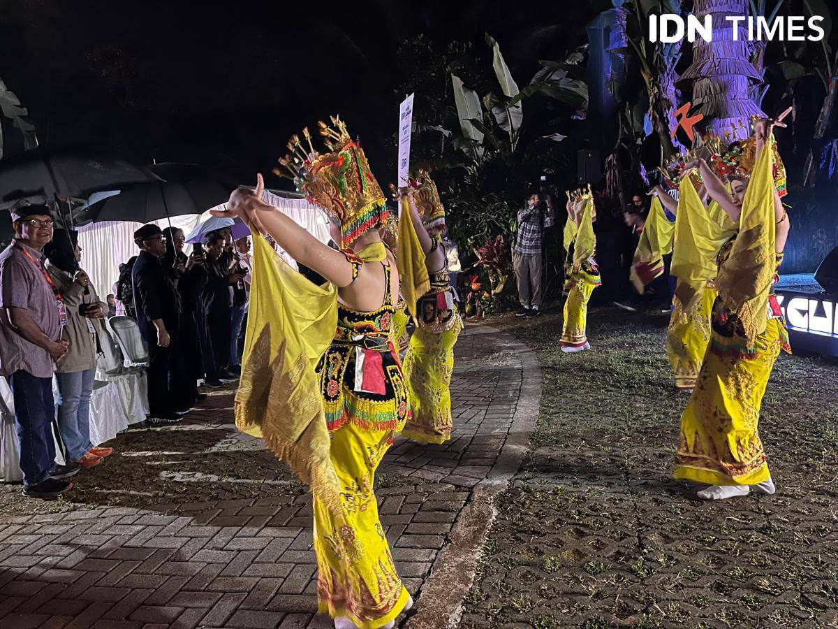 Bupati dan Wabup Banyuwangi disambut Tari Gandrung di Jazz Gunung Ijen 2025