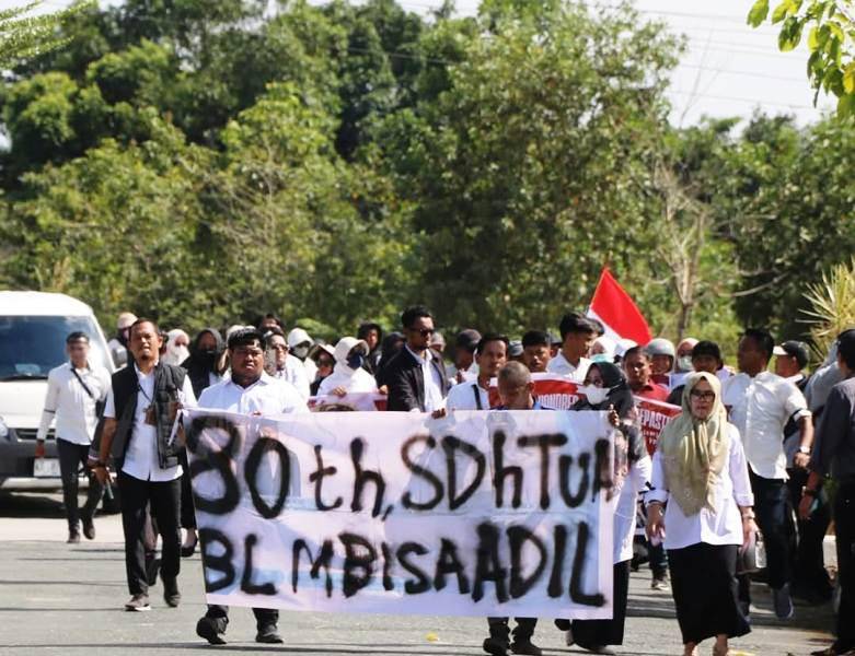 Aksi demo honorer di Pemkab PPU tuntut PPPK penuh waktu