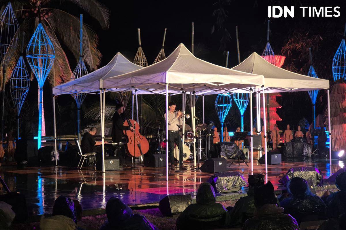 Kevin Yosua Trio feat Fabien Mary di panggung Jazz Gunung Ijen 2025