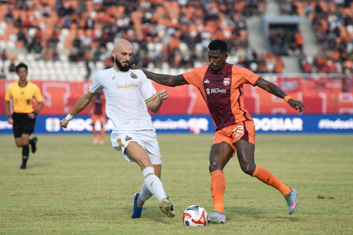 Pesepak bola Borneo FC Douglas Coutinho (kanan) berebut bola dengan pesepak bola Bhayangkara Presisi Lampung FC Nehar Sadiki (kiri) pada pertandingan perdana Super League 2025/2026 di GOR Segiri, Samarinda, Kalimantan Timur, Jumat (8/8/2025).