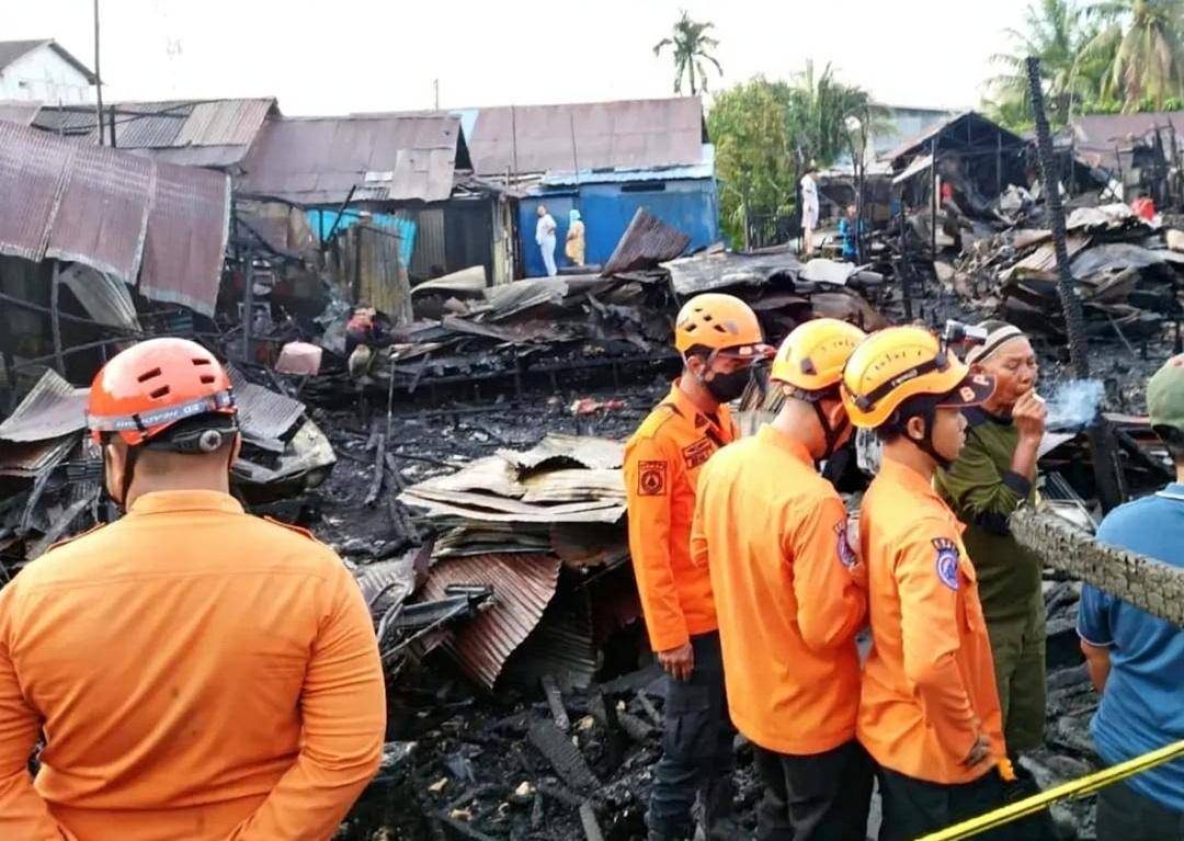 Pasca-kebakaran hebat di Kelurahan Pelambuan, Kota Banjarmasin, Kalsel, Senin (11/8/2025) dinihari. (Dok/BPBD Banjarmasin)
