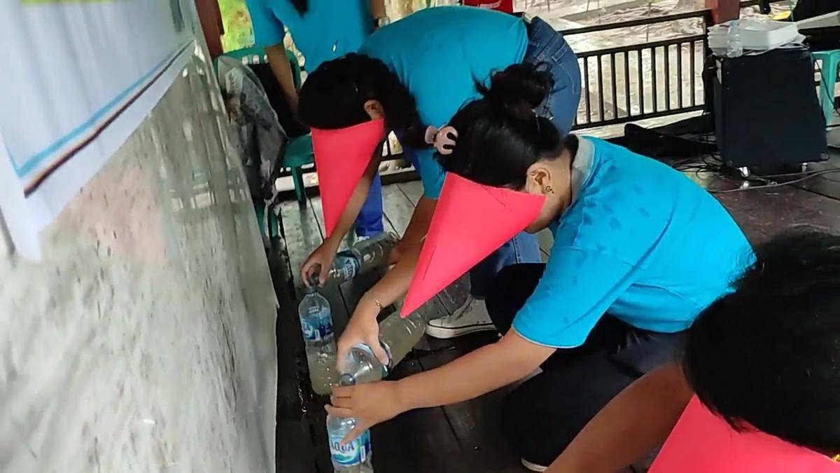 Lomba estafet bola menggunakan gelas di kepala (YouTube. Cupid Jr Robianto Channel)