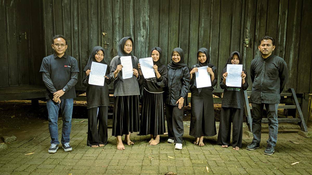 Ayu Adriyani dan AB Sarca Putera, dosen Program Studi Ilmu Komunikasi Universitas Negeri Padang (UNP), saat berada di Kawasan Adat Kajang, Bulukumba, Sabtu (9/8/2025).
