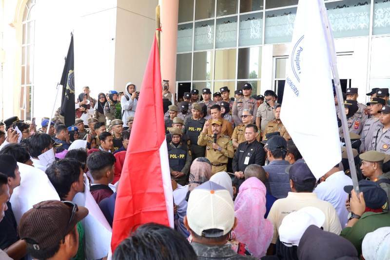 Aksi demo honorer di Pemkab PPU tuntut PPPK penuh waktu di kantor bupati PPU