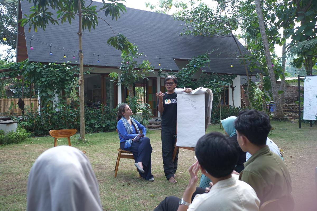 Pendiri YLDT Yogyakarta, Noor Huda Ismail, saat menyampaikan pemaparan kepada para peserta diskusi.jpeg
