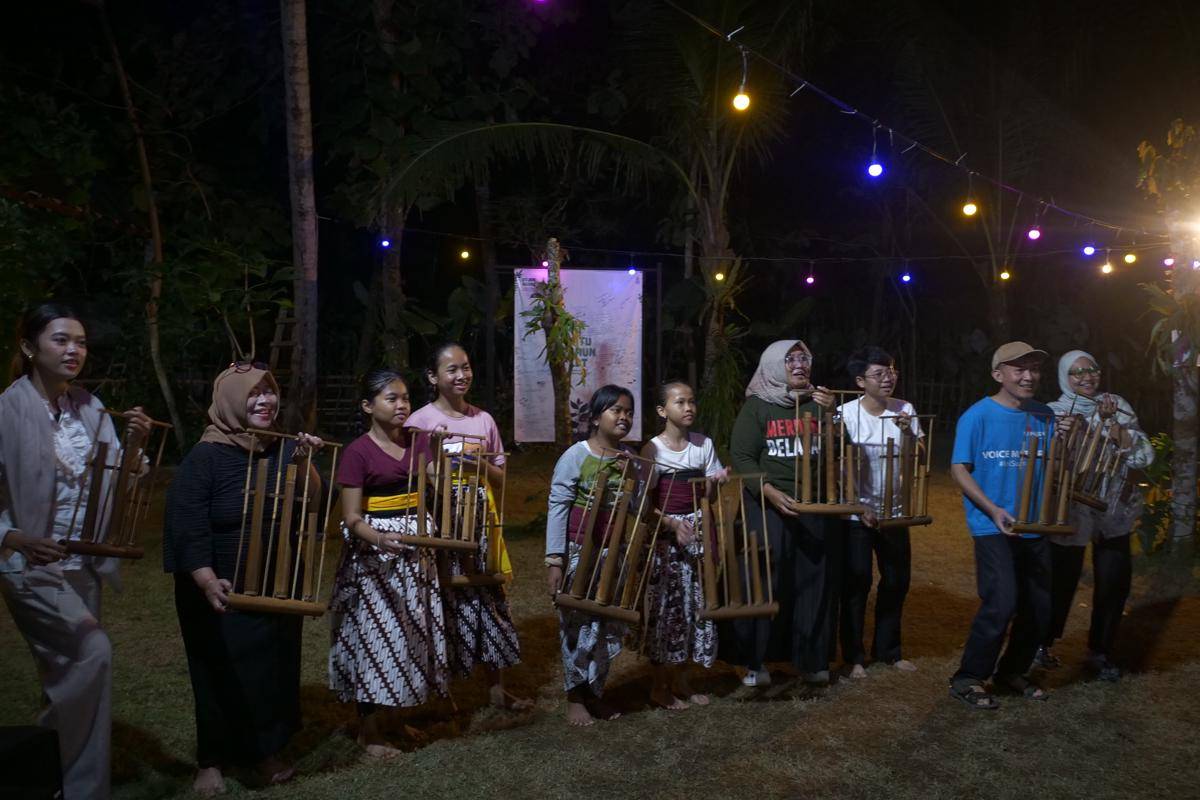 anak-anak dampingan komunitas Aksara Tari dan Gema Literasi menampilkan tari dan musik angklung..jpeg