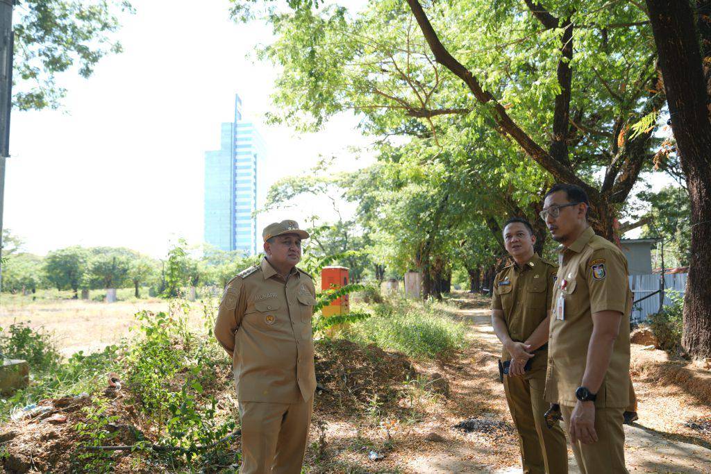 Wali Kota Makassar Munafri Arifuddin (kiri) meninjau Lapangan Karebosi yang proyek revitalisasinya mangkrak, Senin (11/8/2025). (Dok. Humas Pemkot Makassar)