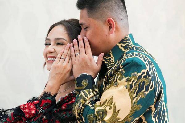 Lamaran Angie Ang dan Agung Afrida (Instagram.com/nonangie)