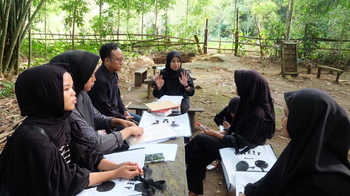 Ayu Adriyani, dosen Program Studi Ilmu Komunikasi Universitas Negeri Padang (UNP), saat berada di Kawasan Adat Kajang, Bulukumba, Sabtu (9/8/2025)