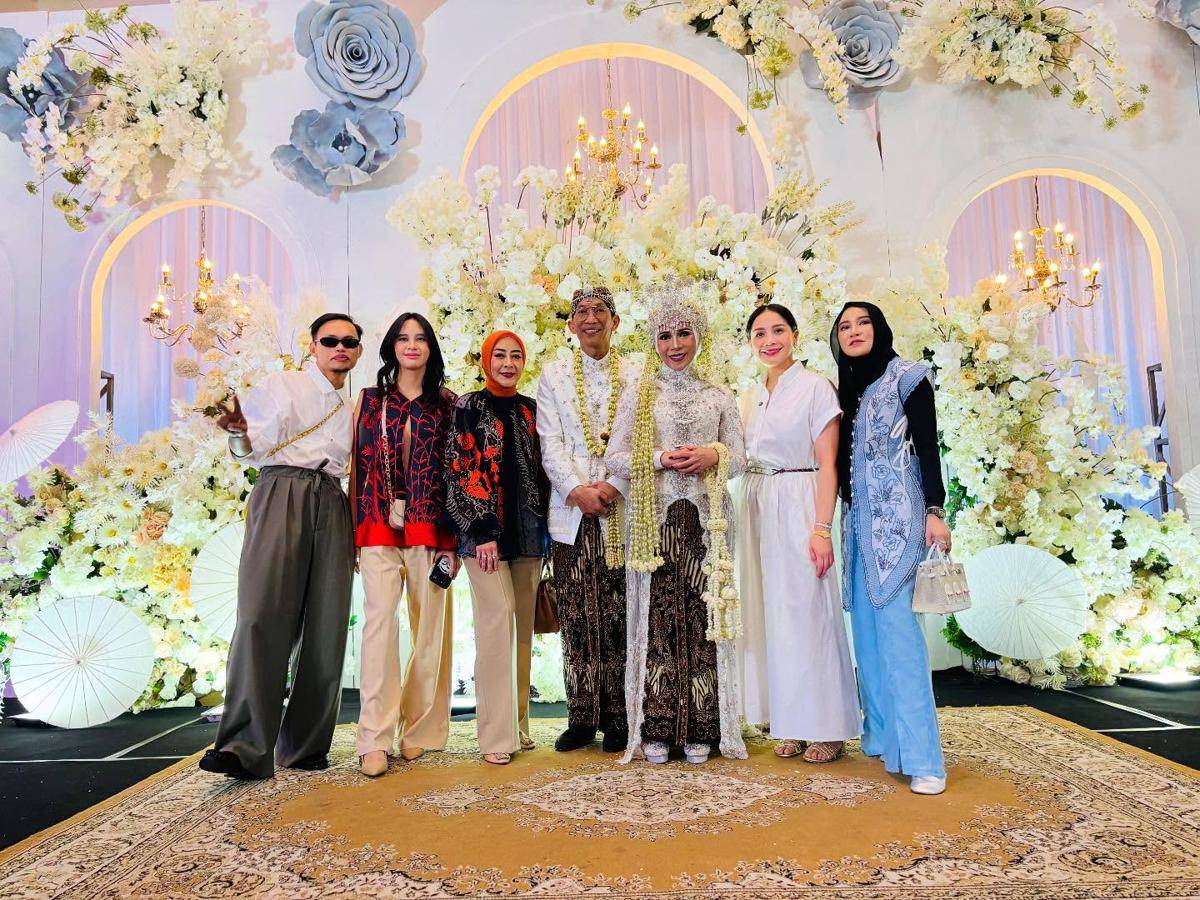 artis di pesta anniversary Melly Goeslaw dan Anto Hoed (instagram.com/raffinagita1717)