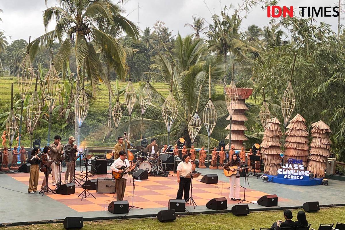 Dua Empat di panggung Jazz Gunung Ijen 2025 (IDN Times/Triadanti)