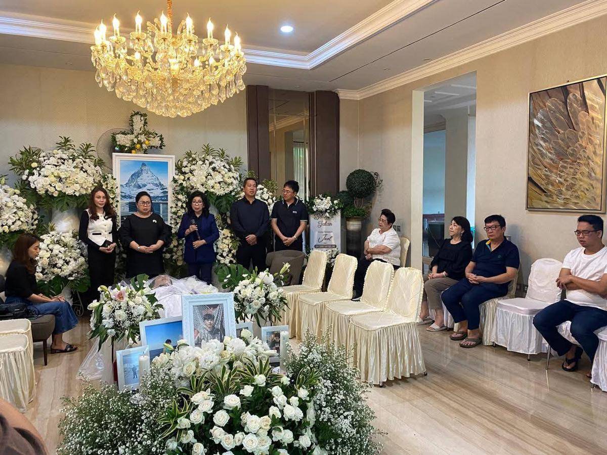 Suasana rumah duka Joel Tanos di Perumahan New Royal Kawanua, Mapanget, Manado, Sulawesi Utara, beberapa waktu lalu. Sejumlah pejabat melayat seperti Wakil Ketua DPRD Sulut Stella Runtuwene, anggota anggota DPRD Sulut Julyeta Paulina Amelia Runtuwene, mantan Wakil Gubernur Sulut Steven Kandouw, dan Wali Kota Manado Andrei Angouw.