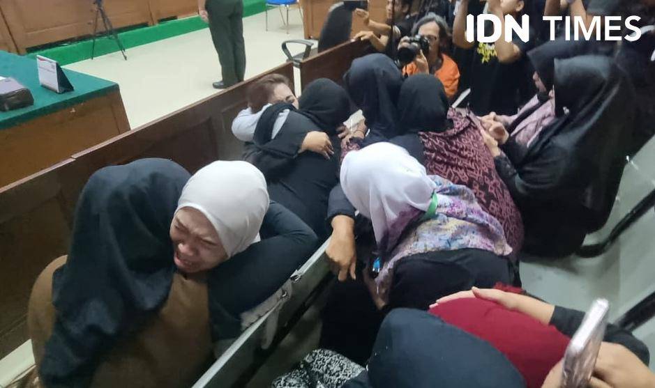 Keluarga tiga anggota polisi menangis bahagia dalam sidang di Pengadilan Militer 1-04 Palembang (IDN Times/Rangga Erfizal)