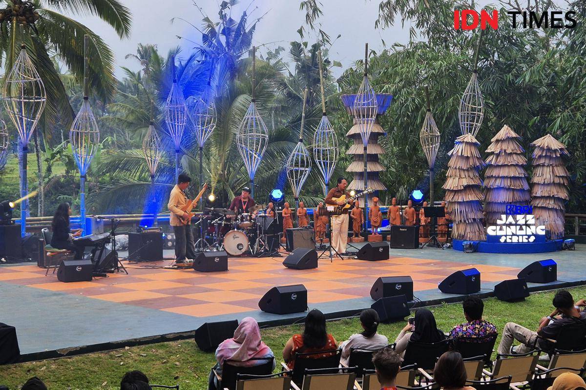The Aartsen feat Adam Zagorski di panggung Jazz Gunung Ijen 2025 