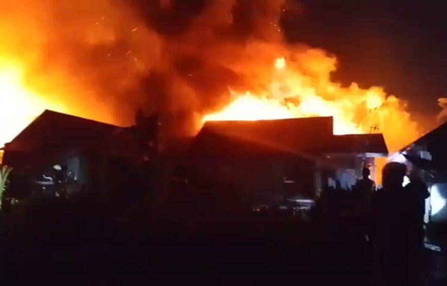 Kebakaran hebat di Kelurahan Pelambuan, Kota Banjarmasin, Kalsel, Senin (11/8/2025) dinihari. (istimewa)