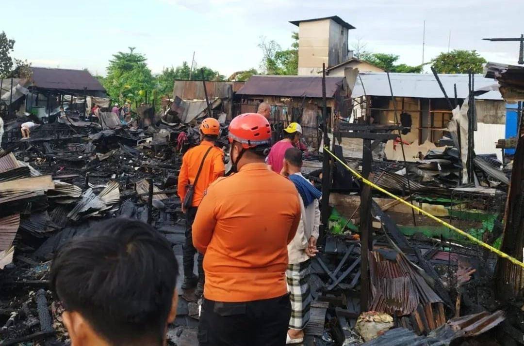Pasca-kebakaran hebat di Kelurahan Pelambuan, Kota Banjarmasin, Kalsel, Senin (11/8/2025) dinihari. (Dok/BPBD Banjarmasin)